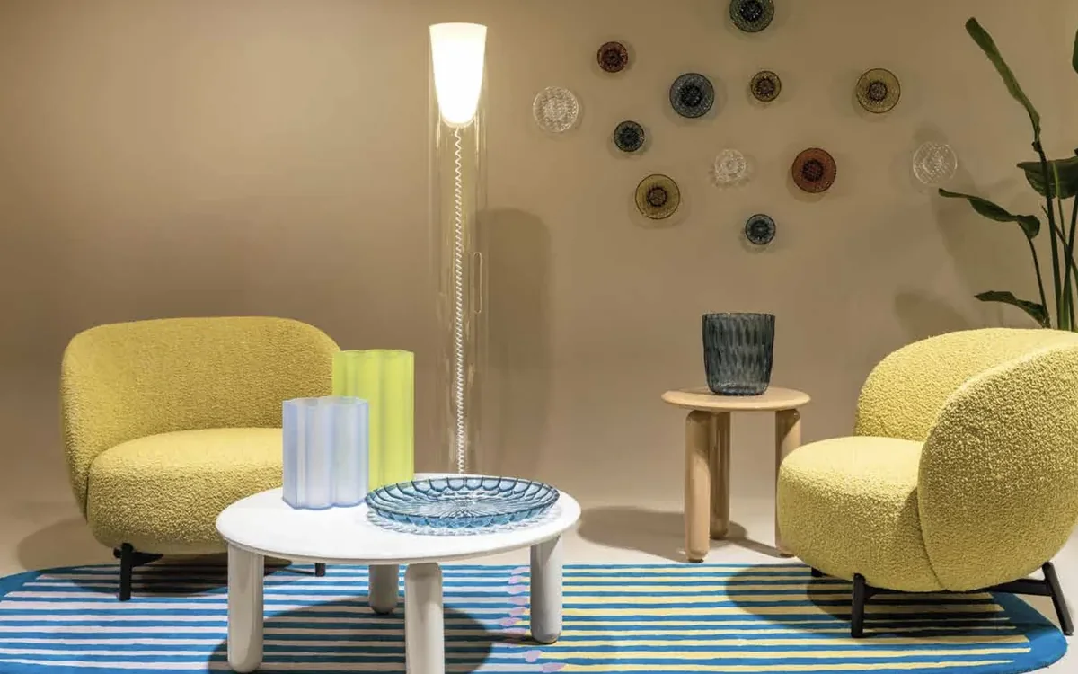 Fauteuils jaunes — ambiance Kartell