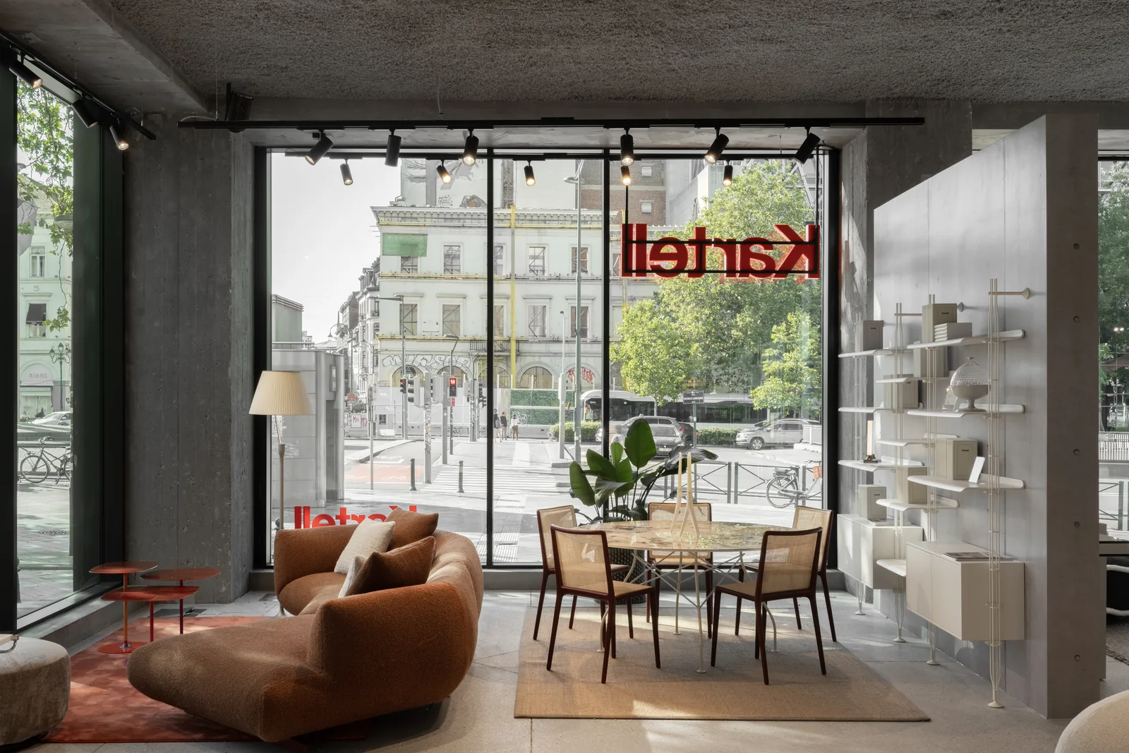 Mur d'étagères et accessoires Kartell