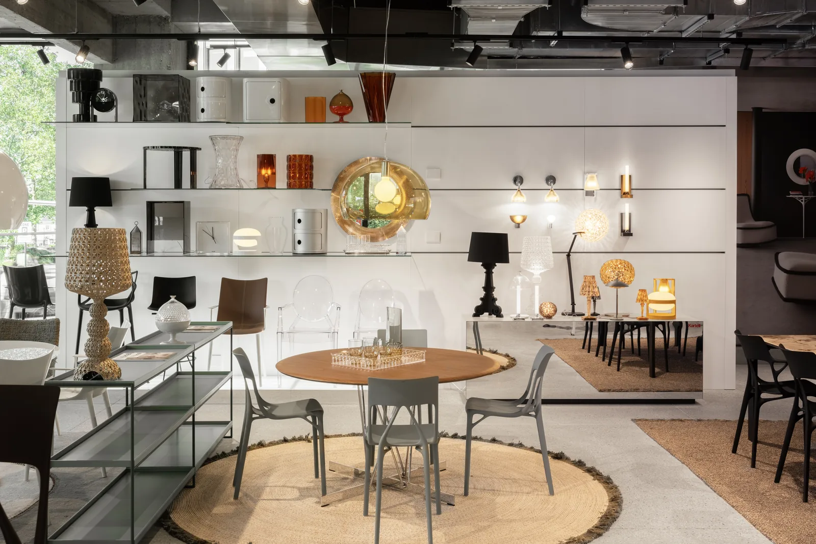 Vitrine du showroom Kartell Brussels